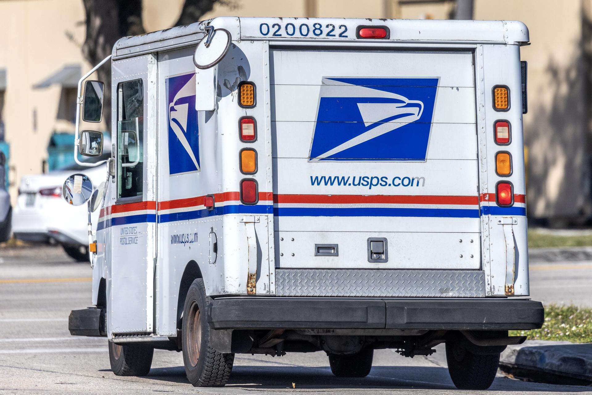 Recortarán 10,000 empleos del Servicio Postal de Estados Unidos