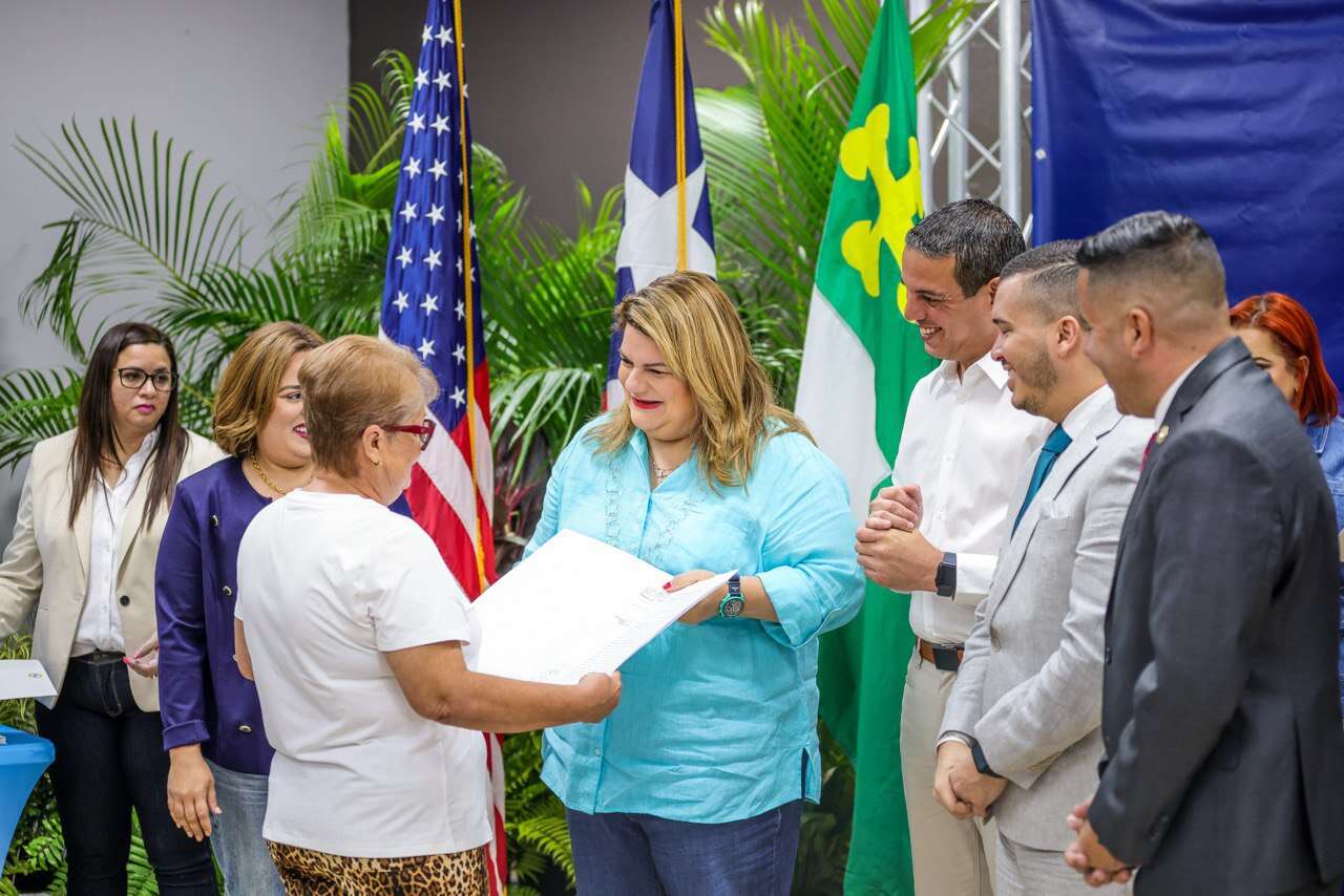 Familias en Comerío reciben títulos de propiedad después de 15 años