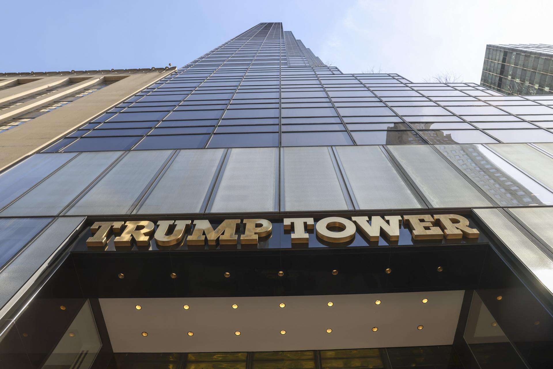Casi 100 personas arrestadas en protesta en Torre Trump en apoyo a activista propalestino