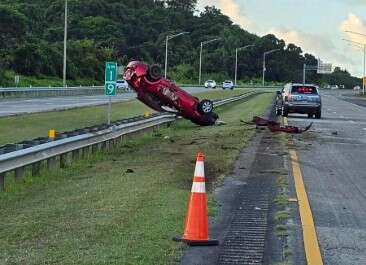 En condición grave conductor expulsado del auto en accidente en Fajardo