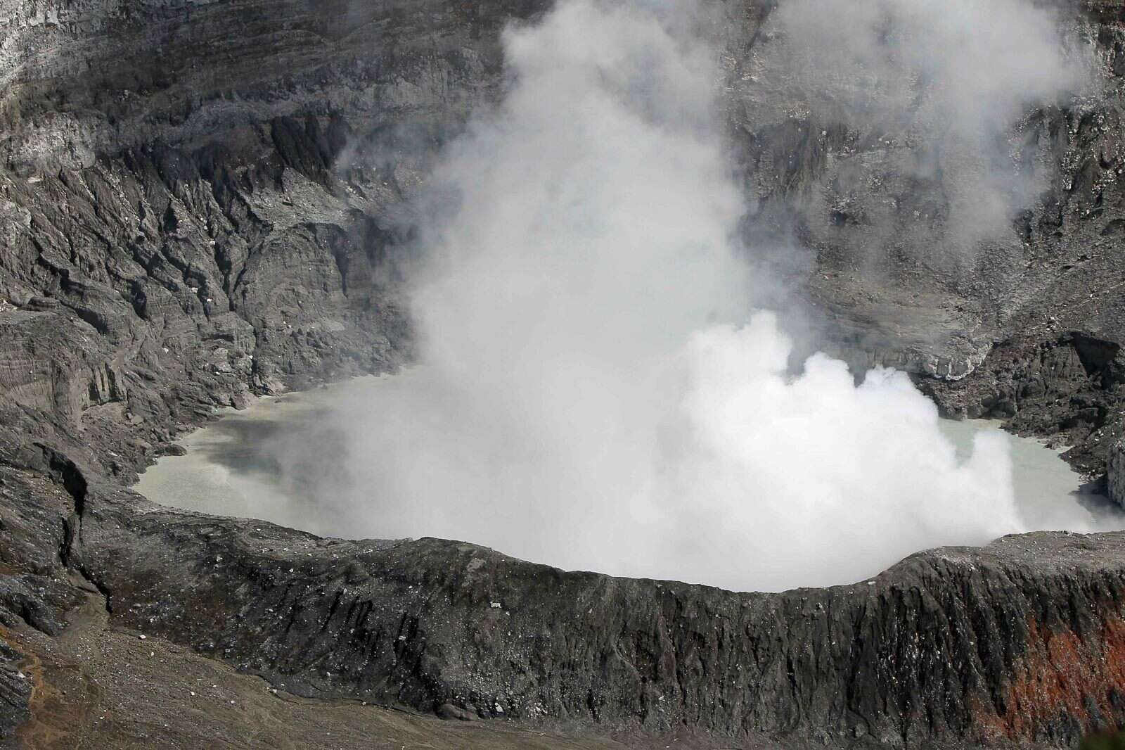 Cierran el Parque Nacional Volcán Poás en Costa Rica por el aumento de la actividad eruptiva