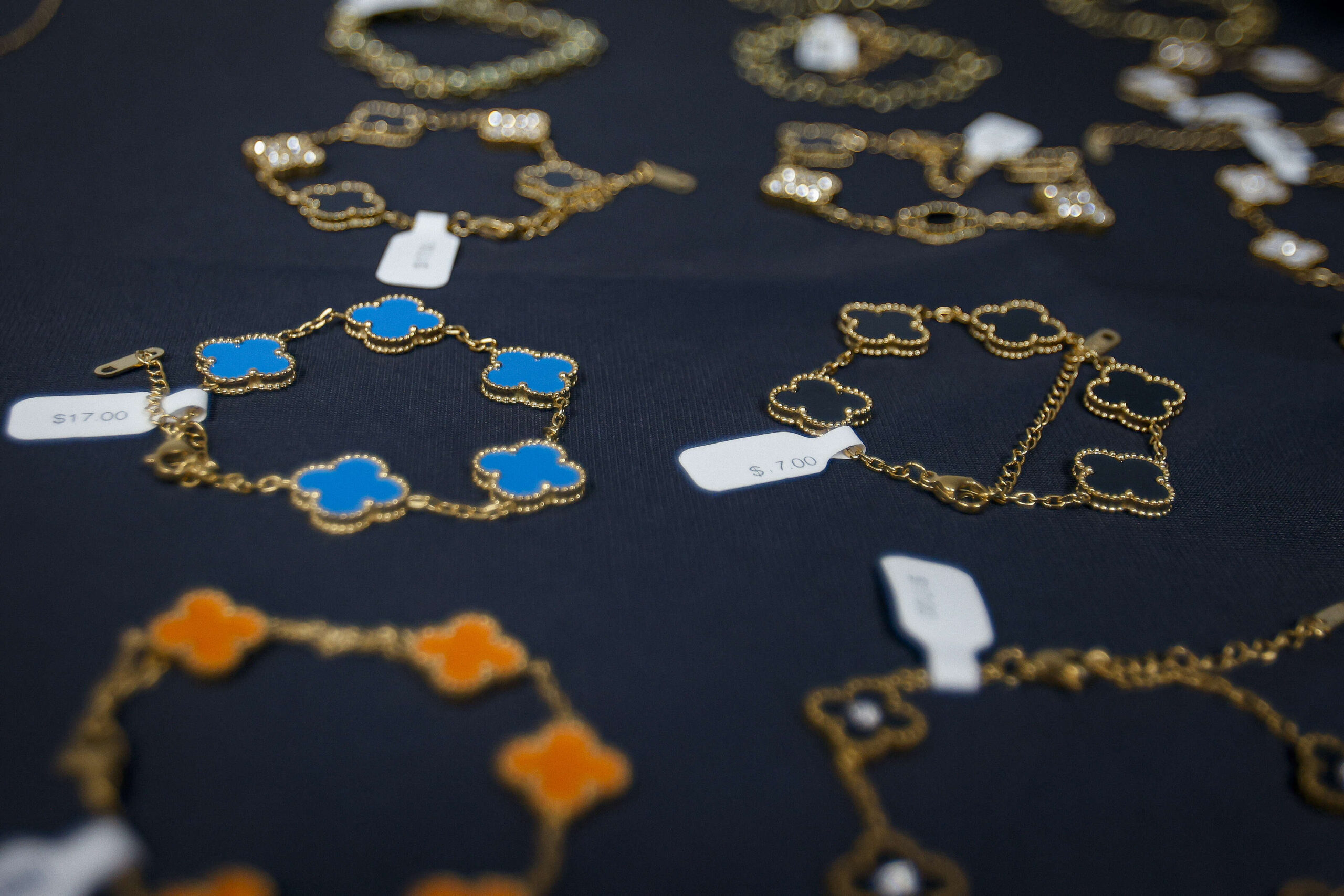 Federales incautan joyas de lujo falsificadas en un envío procedente de China