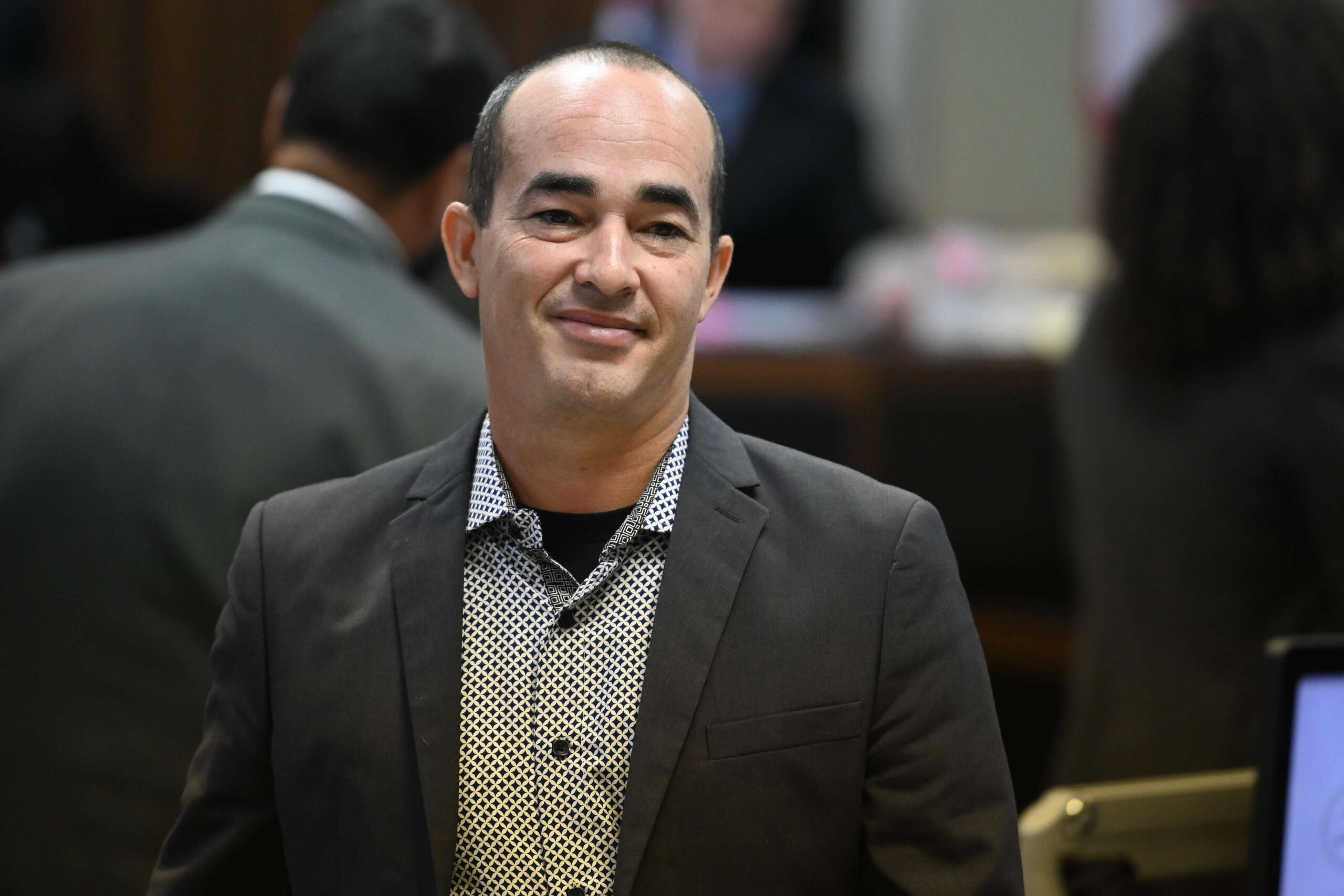 Agreden a Eliezer Molina en negocio en Culebra