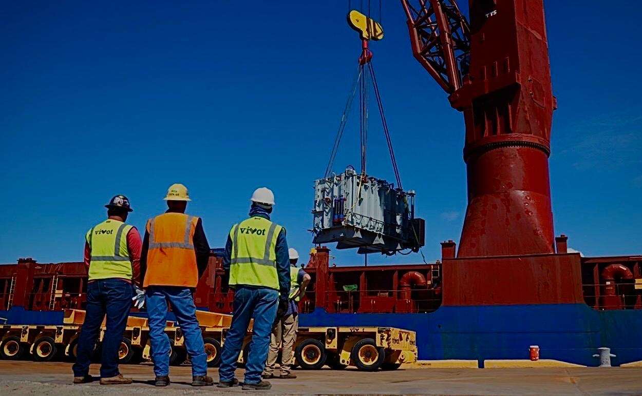 Cuatro transformadores que suplirán energía limpia llegan al Puerto de Ponce