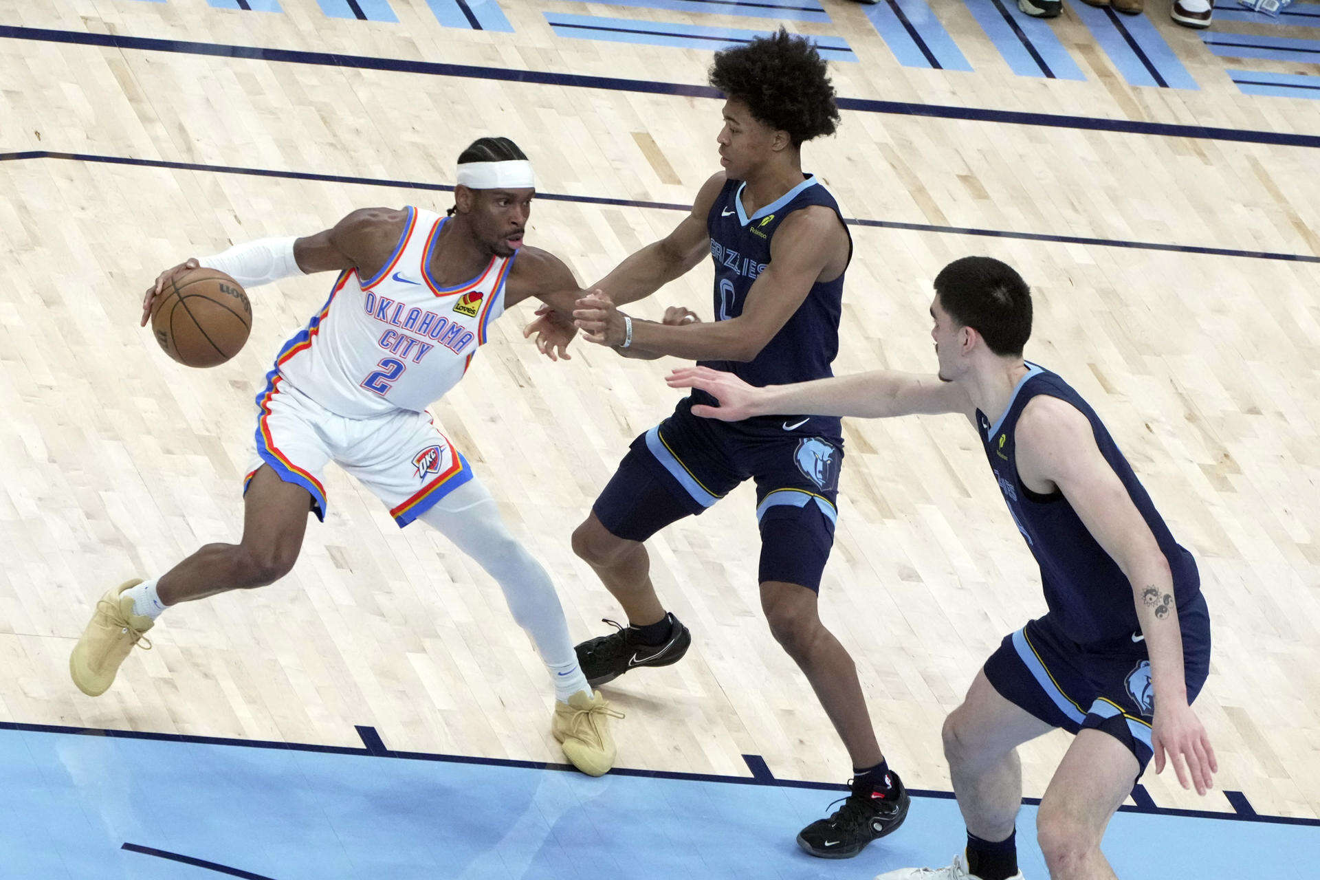 Mientras el Thunder deprime a Memphis, Cleveland pone un pie adentro en los ‘playoffs’