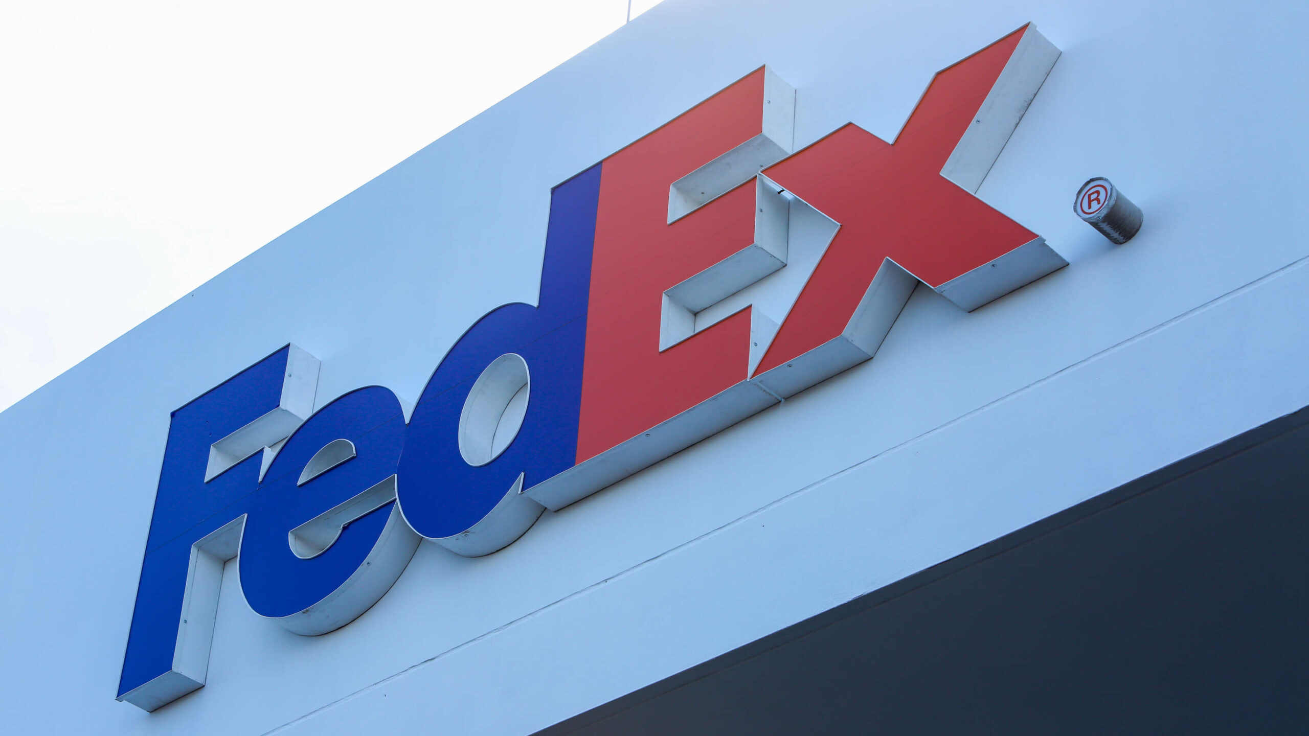 Hombres pretendían enviar osamenta humana por correo en Aguadilla