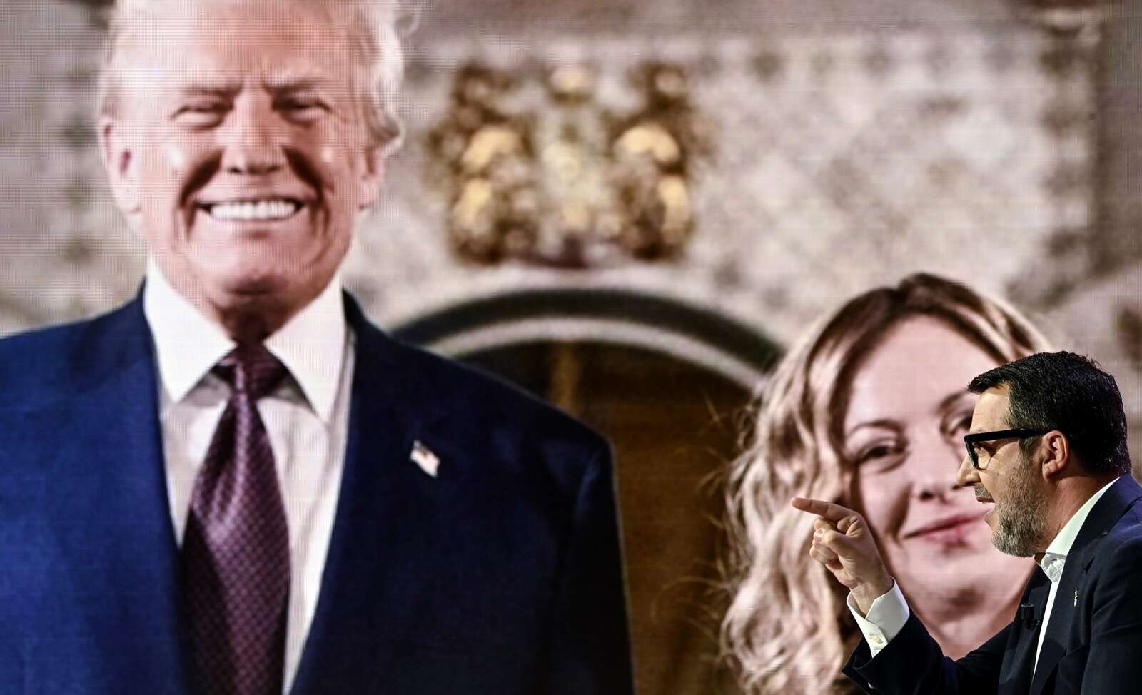 Trump se burla de países que quieren negociar: «Están llamando, están besándome el trasero»
