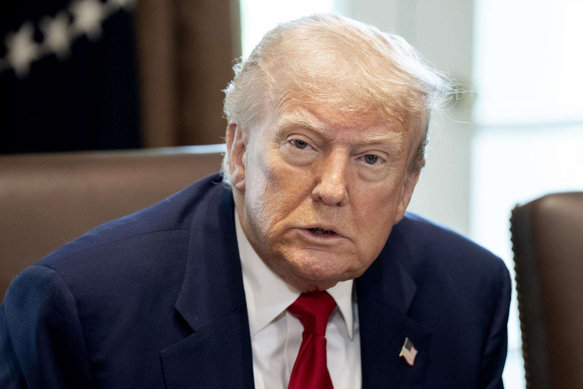 Redobla sus ataques sobre CBS y The New York Times