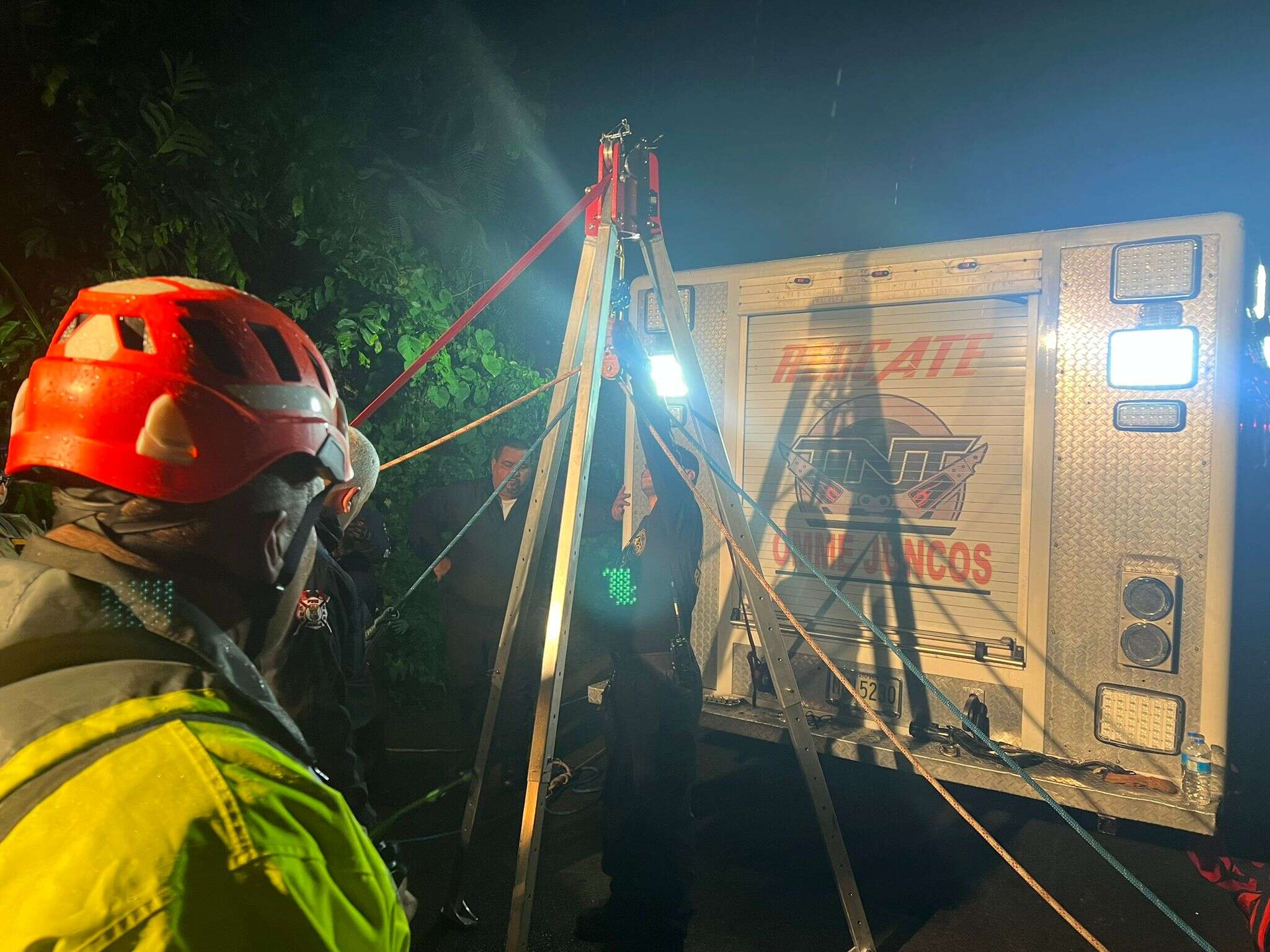Rescatan a turistas que quedaron atrapados por crecida de Charco Prieto en Bayamón