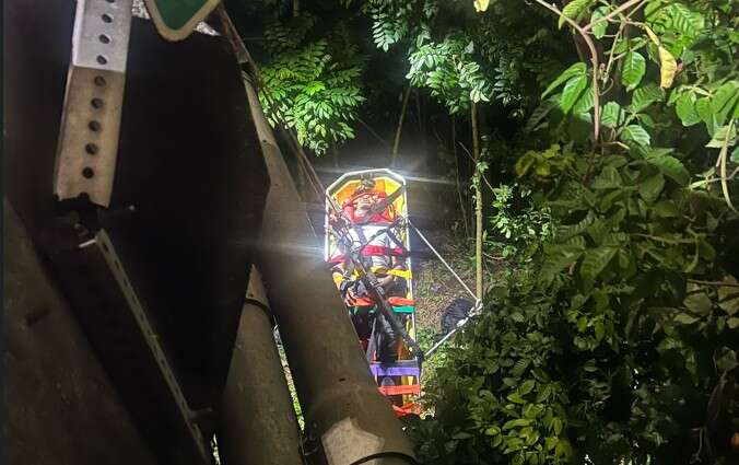 Rescatan a hombre que cayó de puente de Expreso PR-22 en Cataño