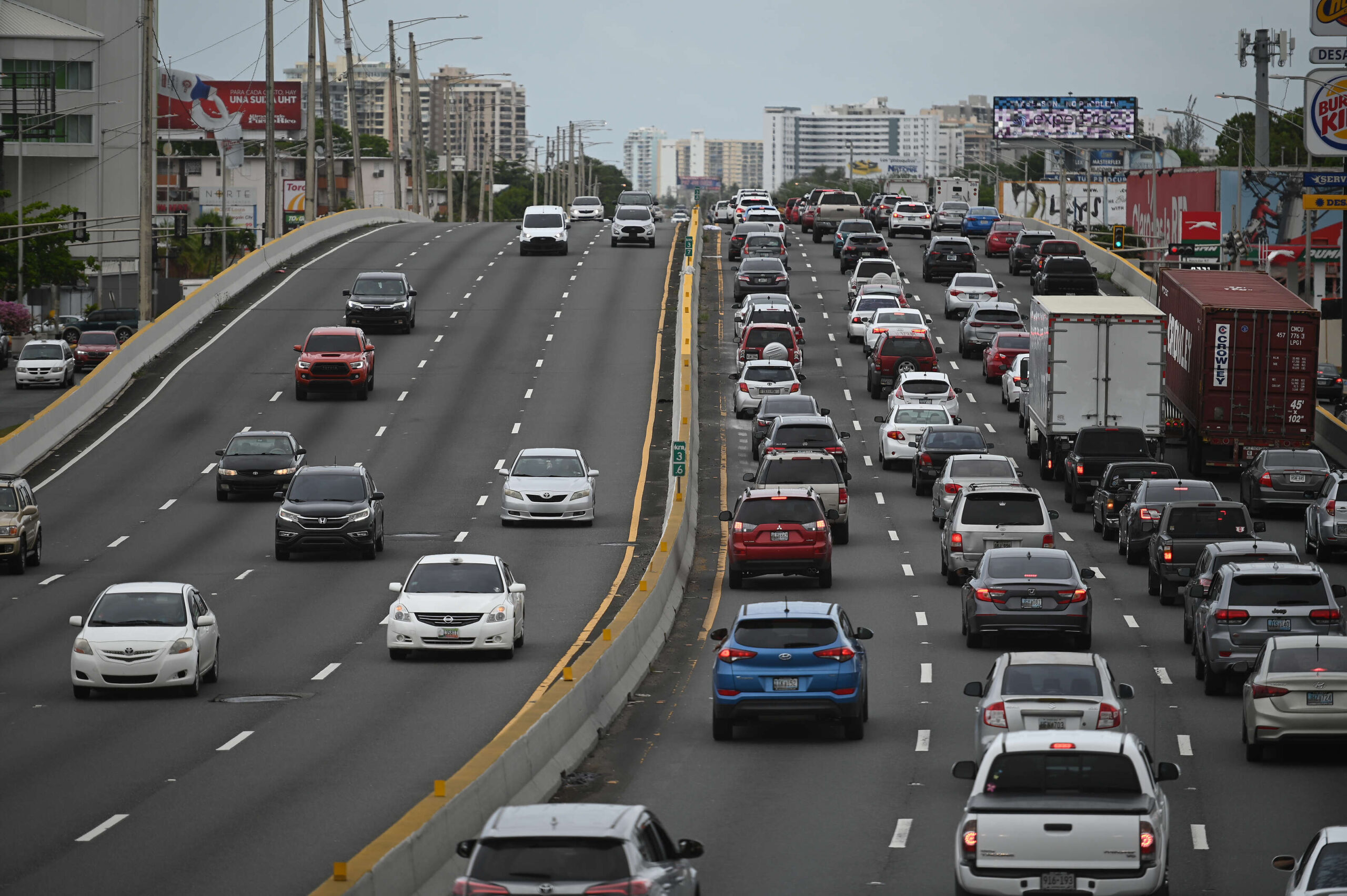 Tránsito semi pesado en la Autopista Luis A Ferre en dirección a Caguas