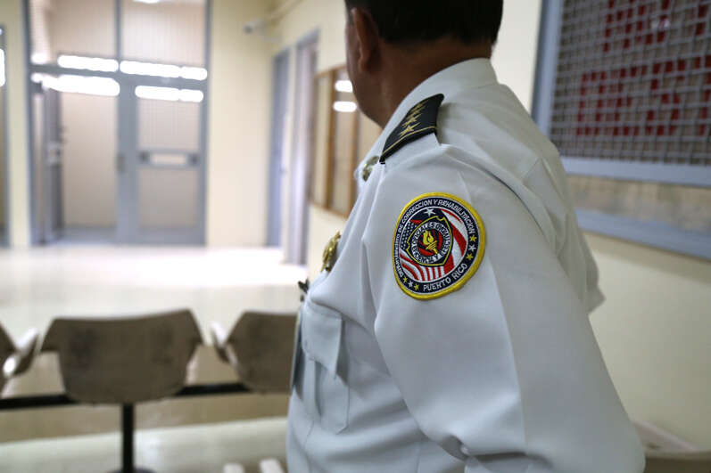 Arrestan mujer que pretendía entrar droga a cárcel de Aguadilla