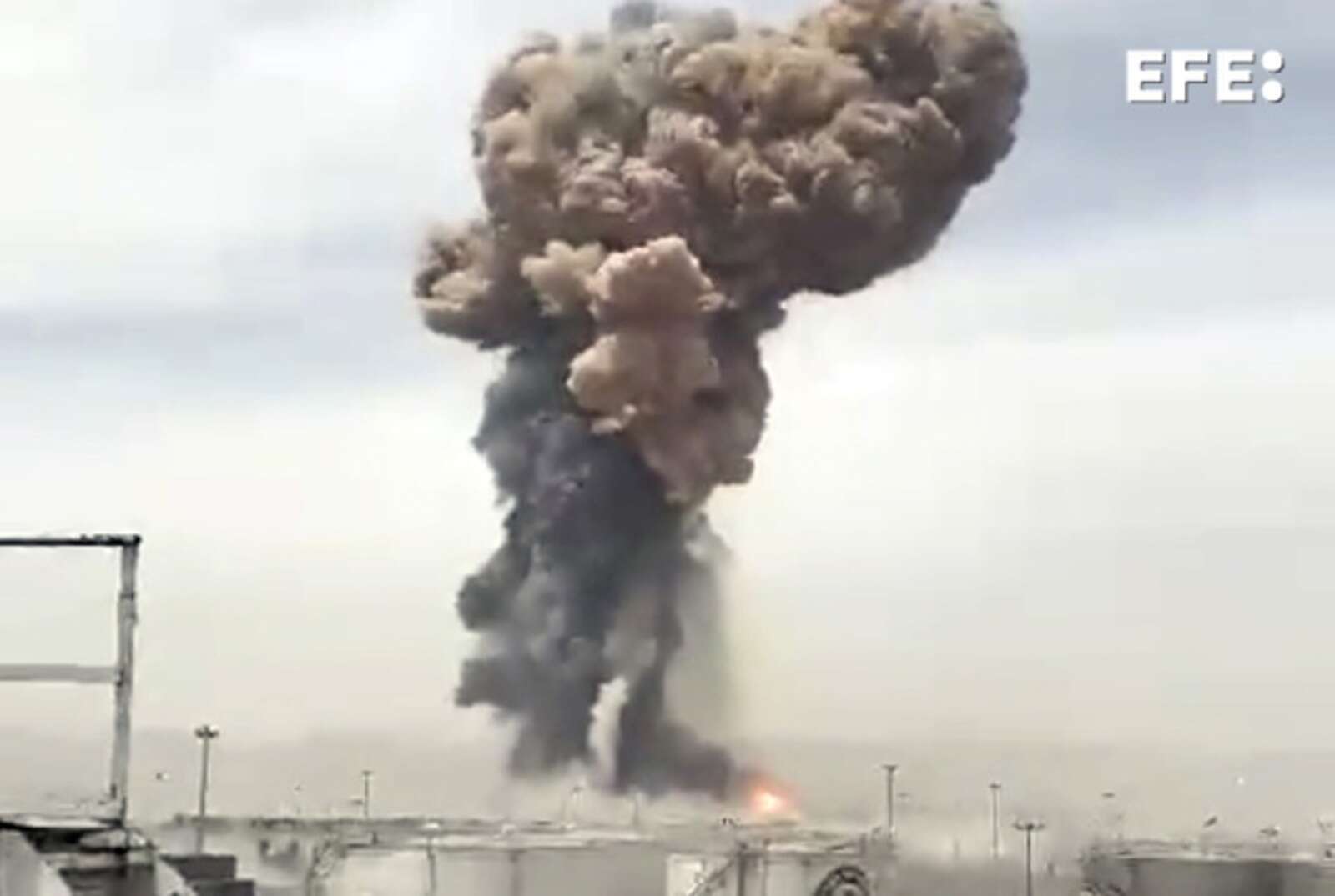 Masiva explosión causa cinco muertos y más de 700 heridos en un puerto iraní