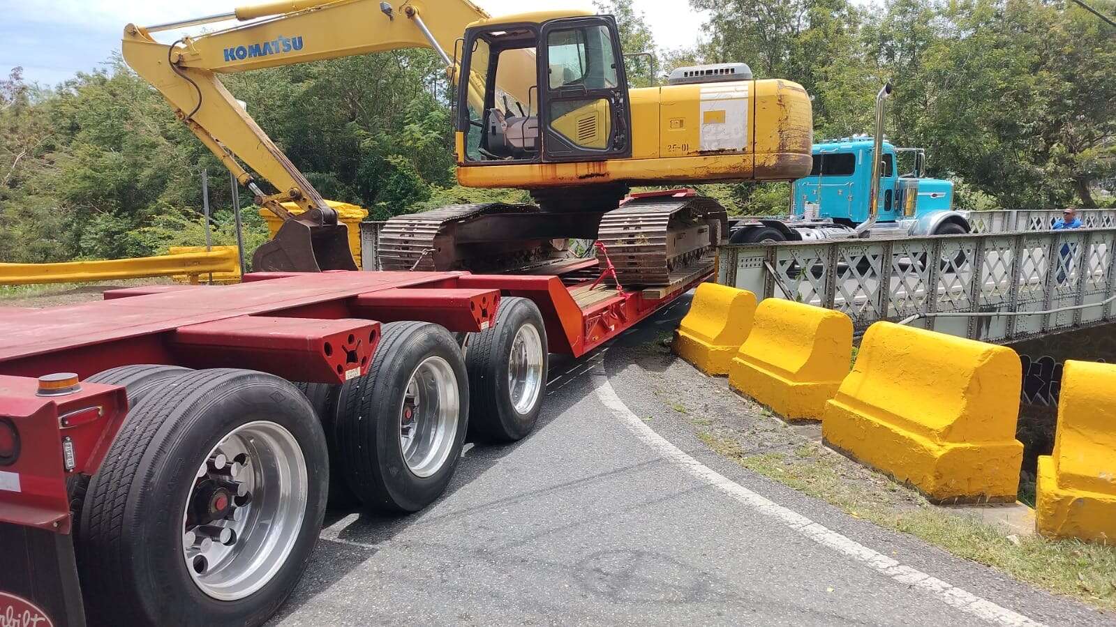 Cierran puente en Guayama por accidente de un camión