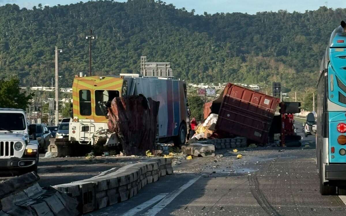 Camión volcado en el expreso 52 ocasiona tapón