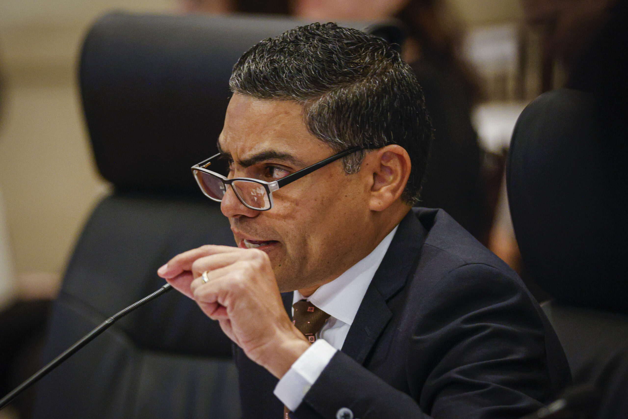 Relación entre Ferraiuoli y Domenech no viola la ley, pero «es un asunto de trabajo no adecuado»