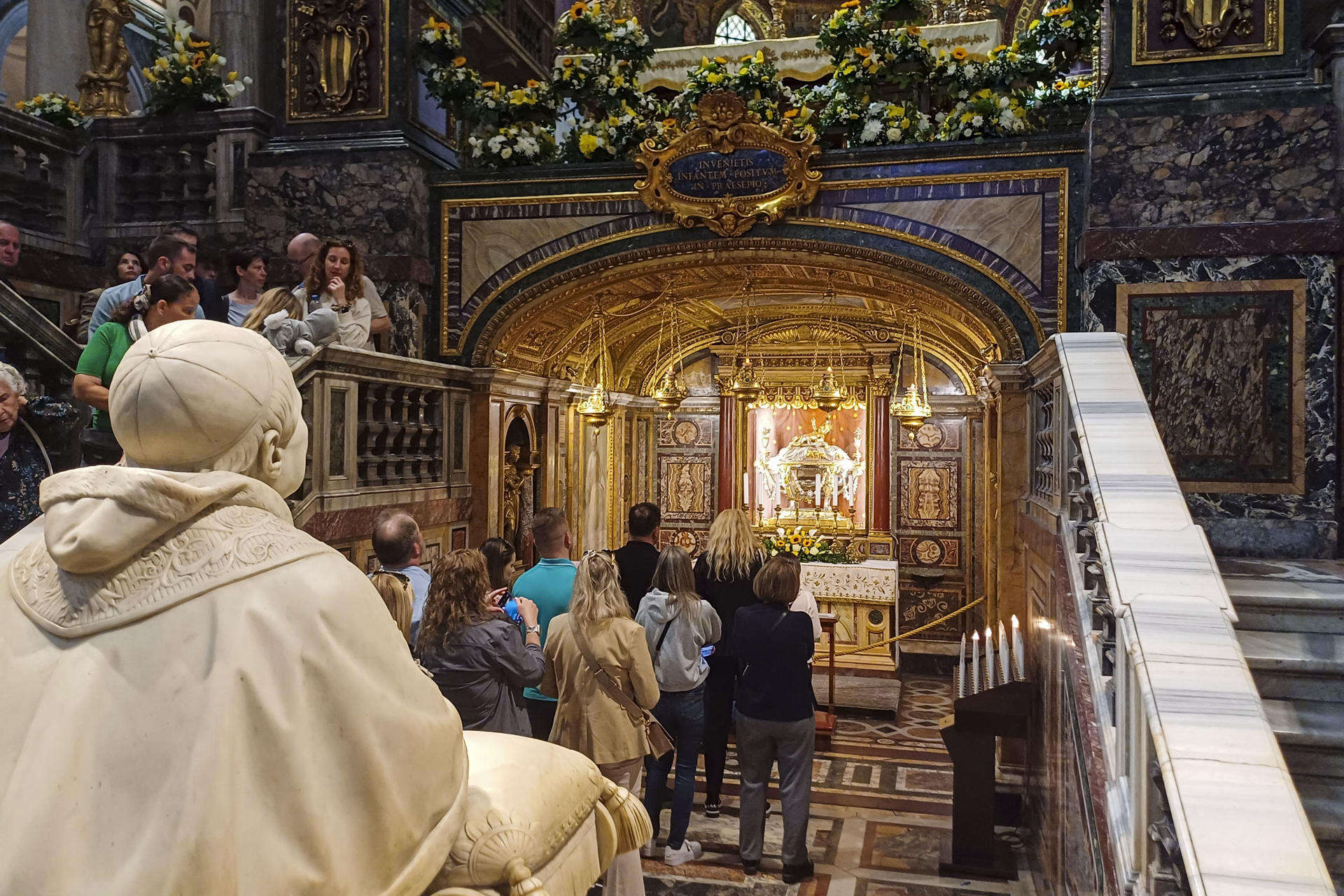 Casi listo el sepulcro de Francisco en las vísperas de su funeral