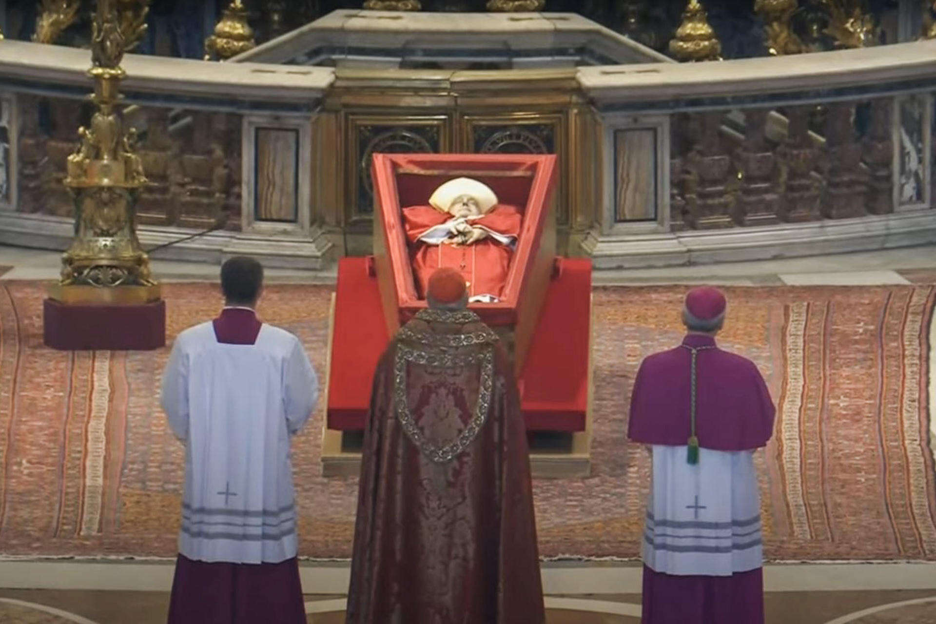 Multitudinario tributo de medianoche al papa difunto en la basílica de San Pedro