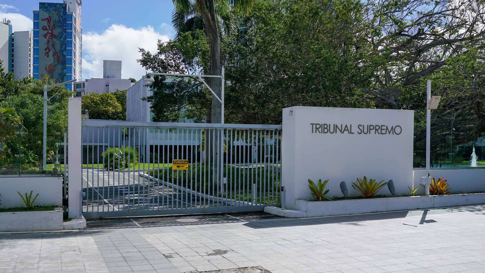 Supremo no admite a abogada que quería practicar sin reválida