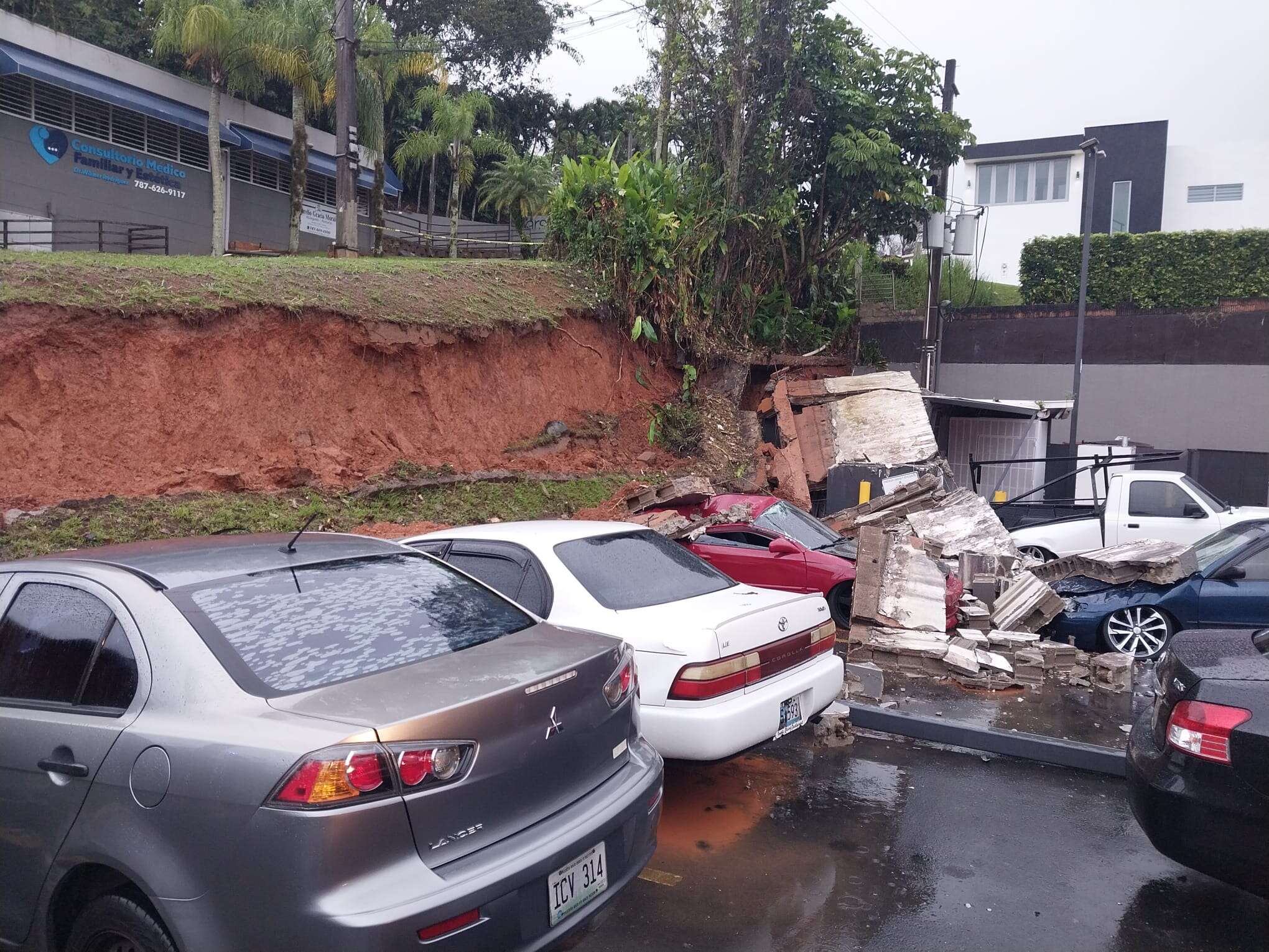 Derrumbe en Naranjito destruye seis vehículos en estacionamiento de restaurante de comida rápida