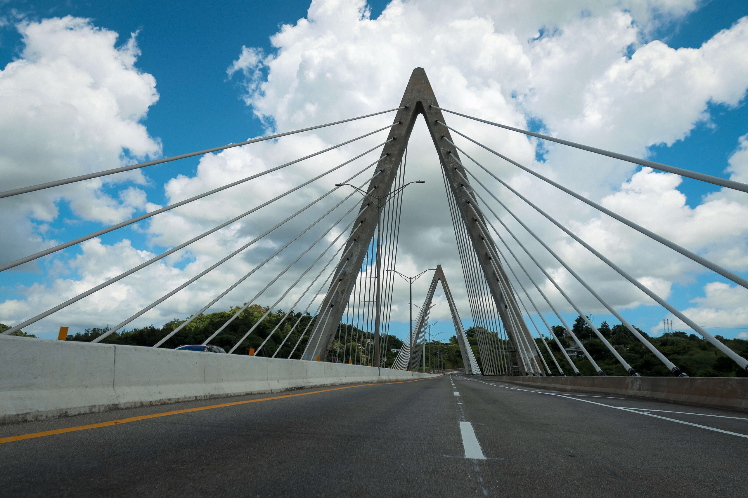 Reportan derrame de diesel desde el Puente Atirantado de Naranjito
