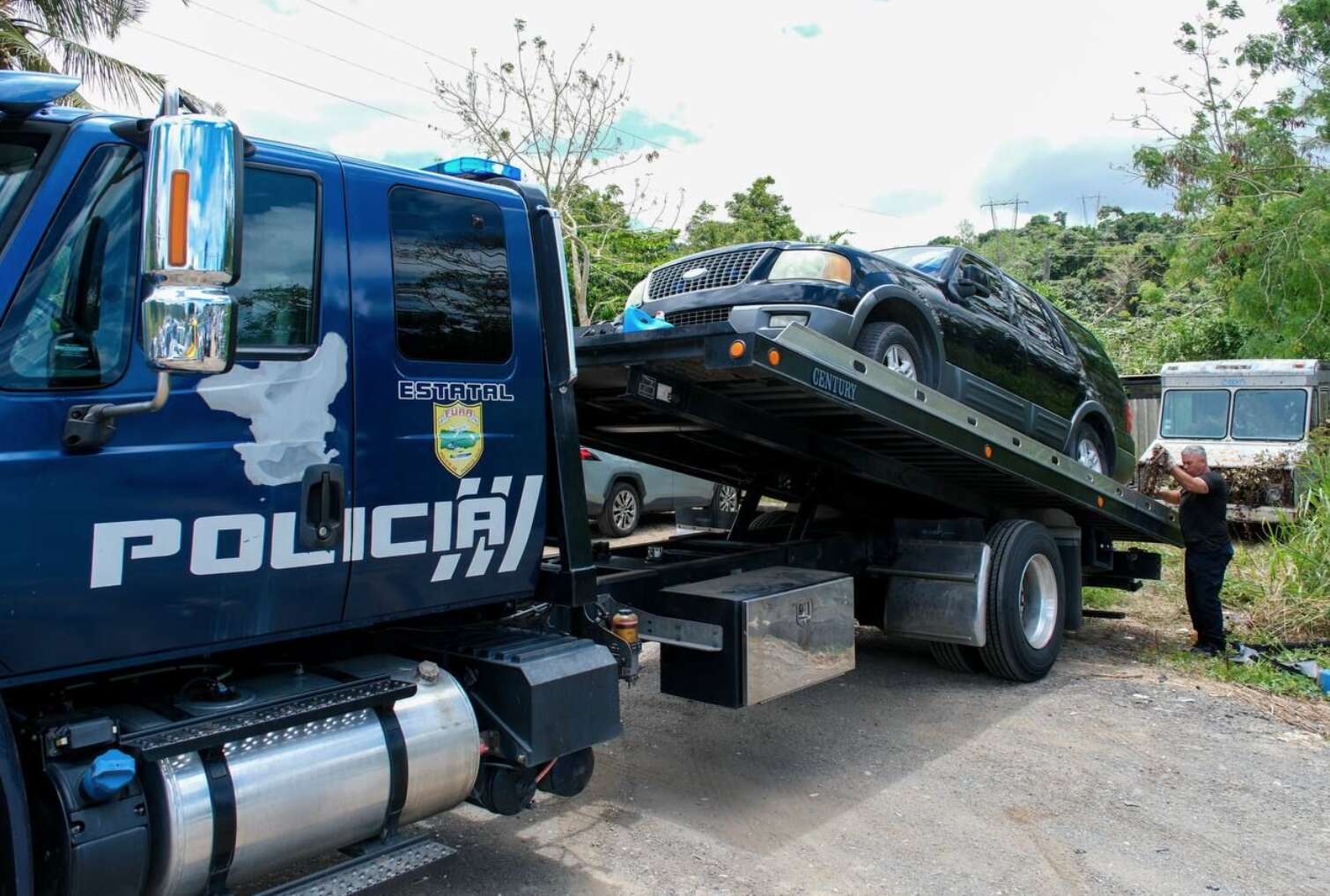 Policía remueve 800 vehículos abandonados en cuarteles de toda la Isla