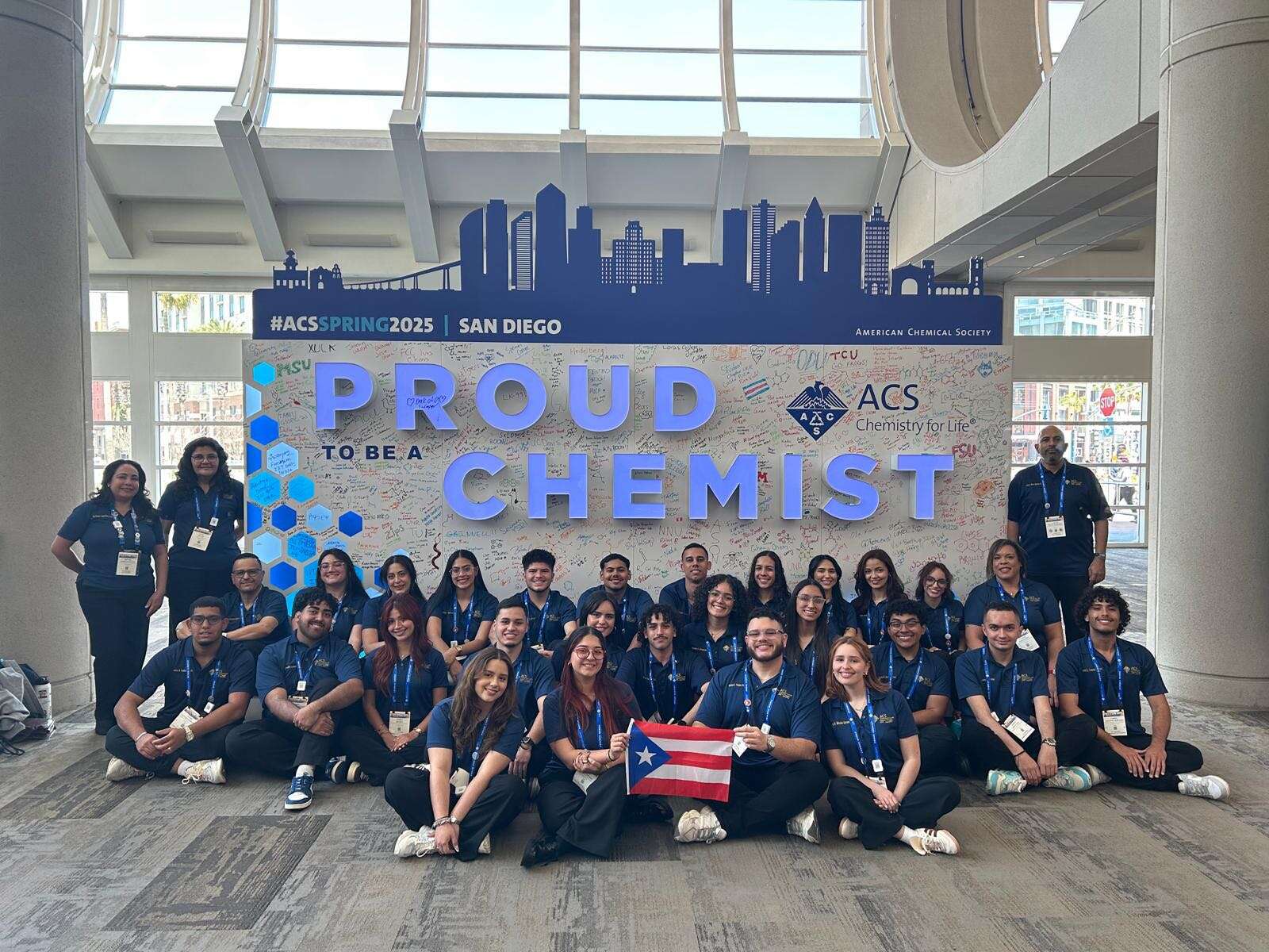 Estudiantes de la UPR Aguadilla destacan en convención internacional de química en San Diego