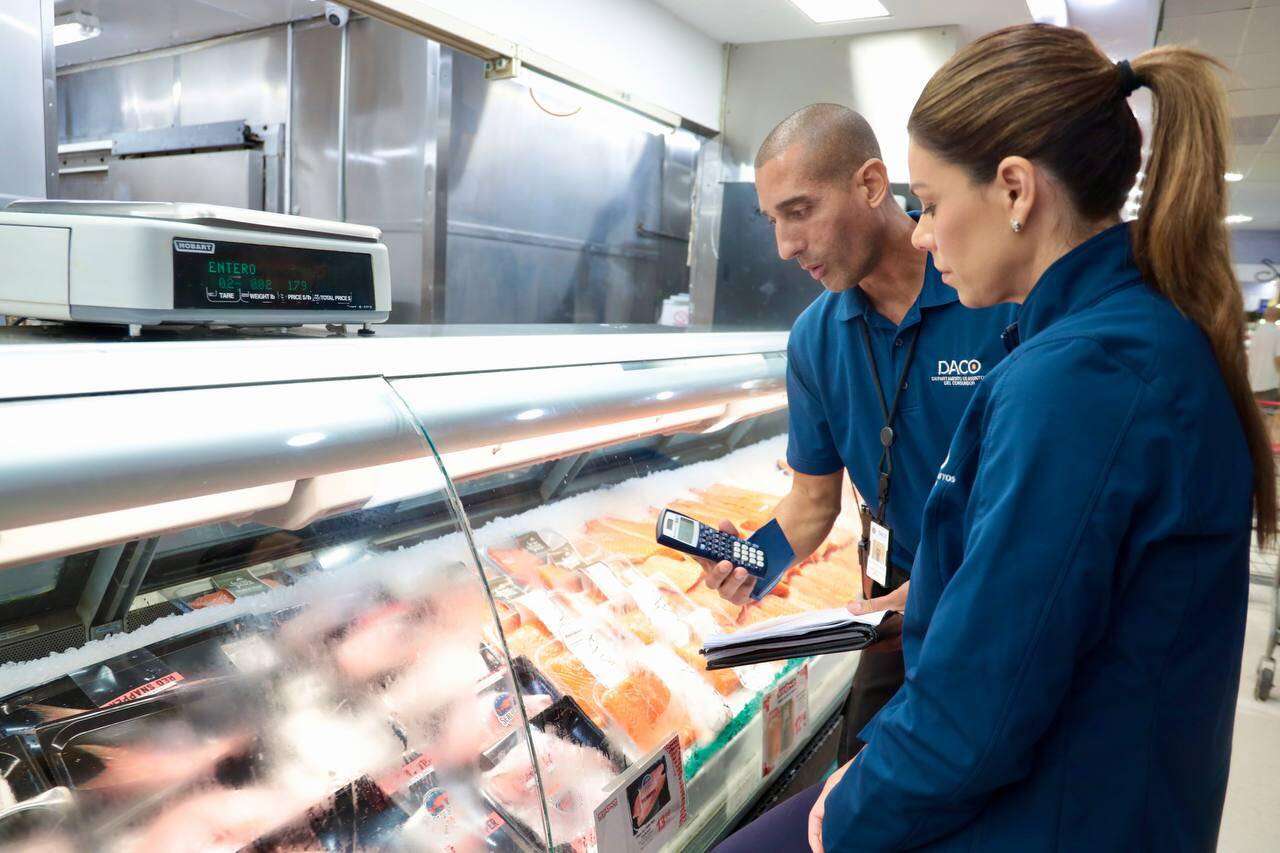 DACO inspecciona pescaderías durante la Semana Santa