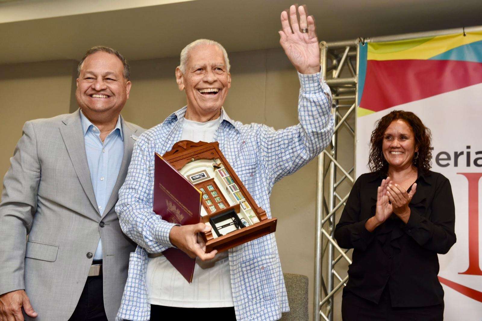 Municipio de Caguas honra legado del literario escritor Luis Rafael Sánchez