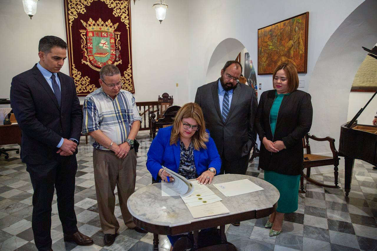 Gobernadora firma 10 nuevas leyes