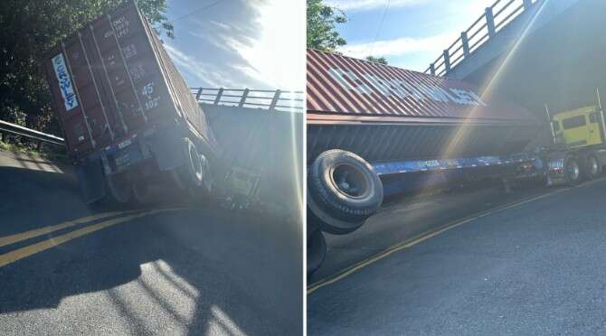 Camión queda atascado debajo de puente en el expreso Kennedy