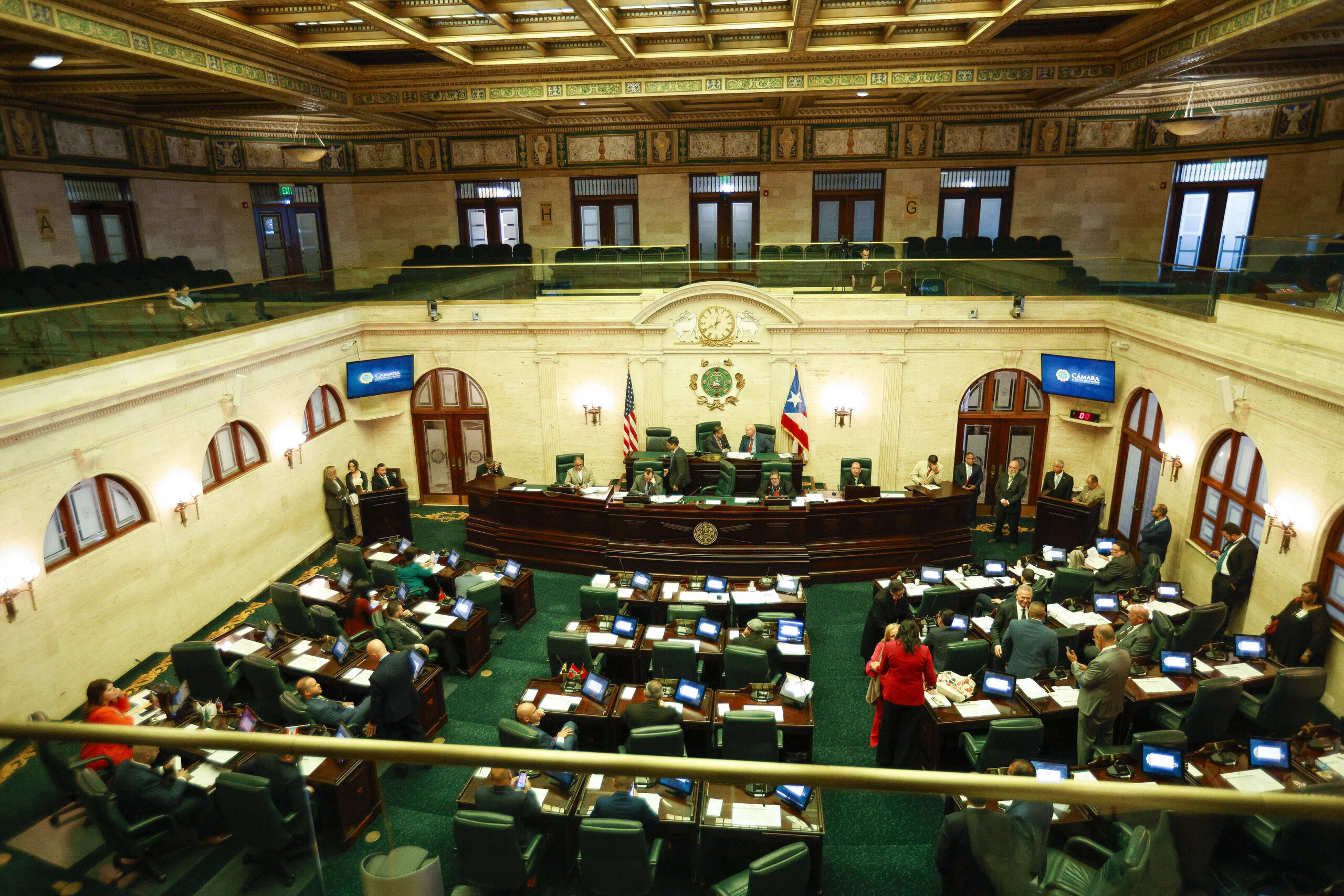 Alcaldes advierten que cierre de oficinas de LUMA marginará a los más vulnerables