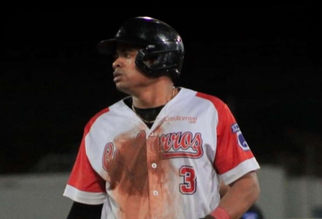 Antonio Brown lleva 17 bases robadas y amenaza con nueva marca