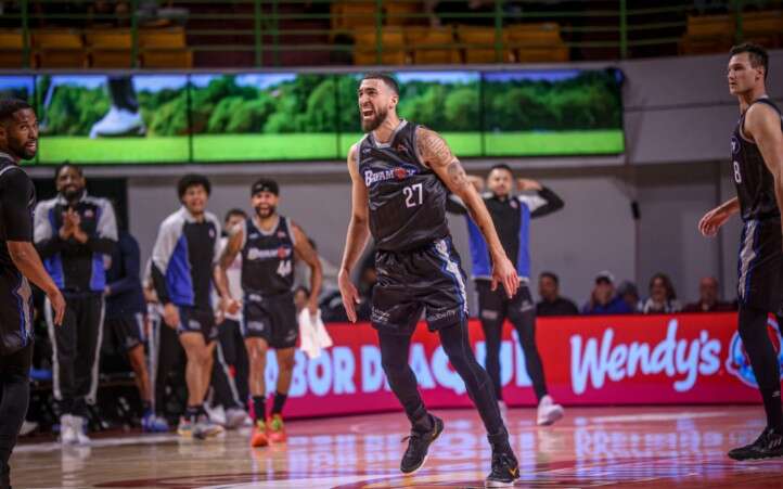 Los Vaqueros de Bayamón derrotaron el domingo 87-81a los Indios de Mayagüez en el Palacio de Recreac