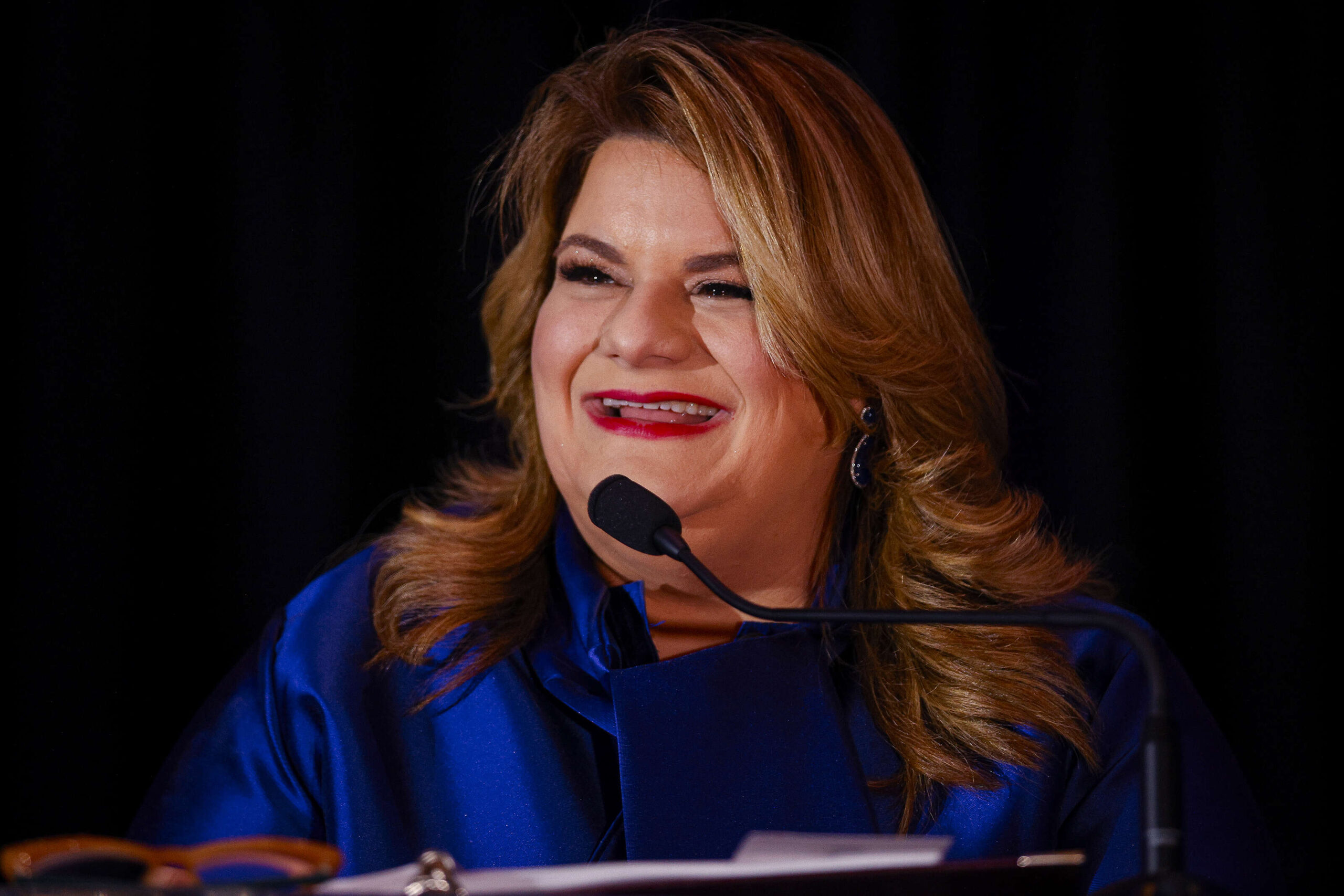 Jenniffer González califica como «club» de «memes» a populares