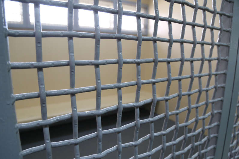 Lo encarcelan por cometer incesto y daño emocional a su hija