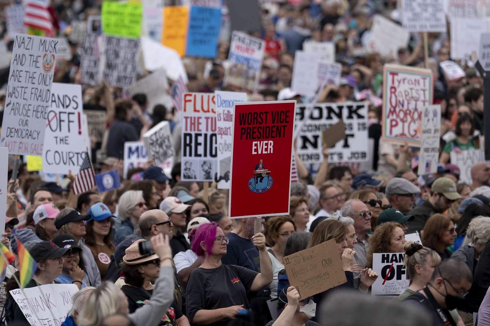 Miles de personas protestan en la calle por las políticas de Trump