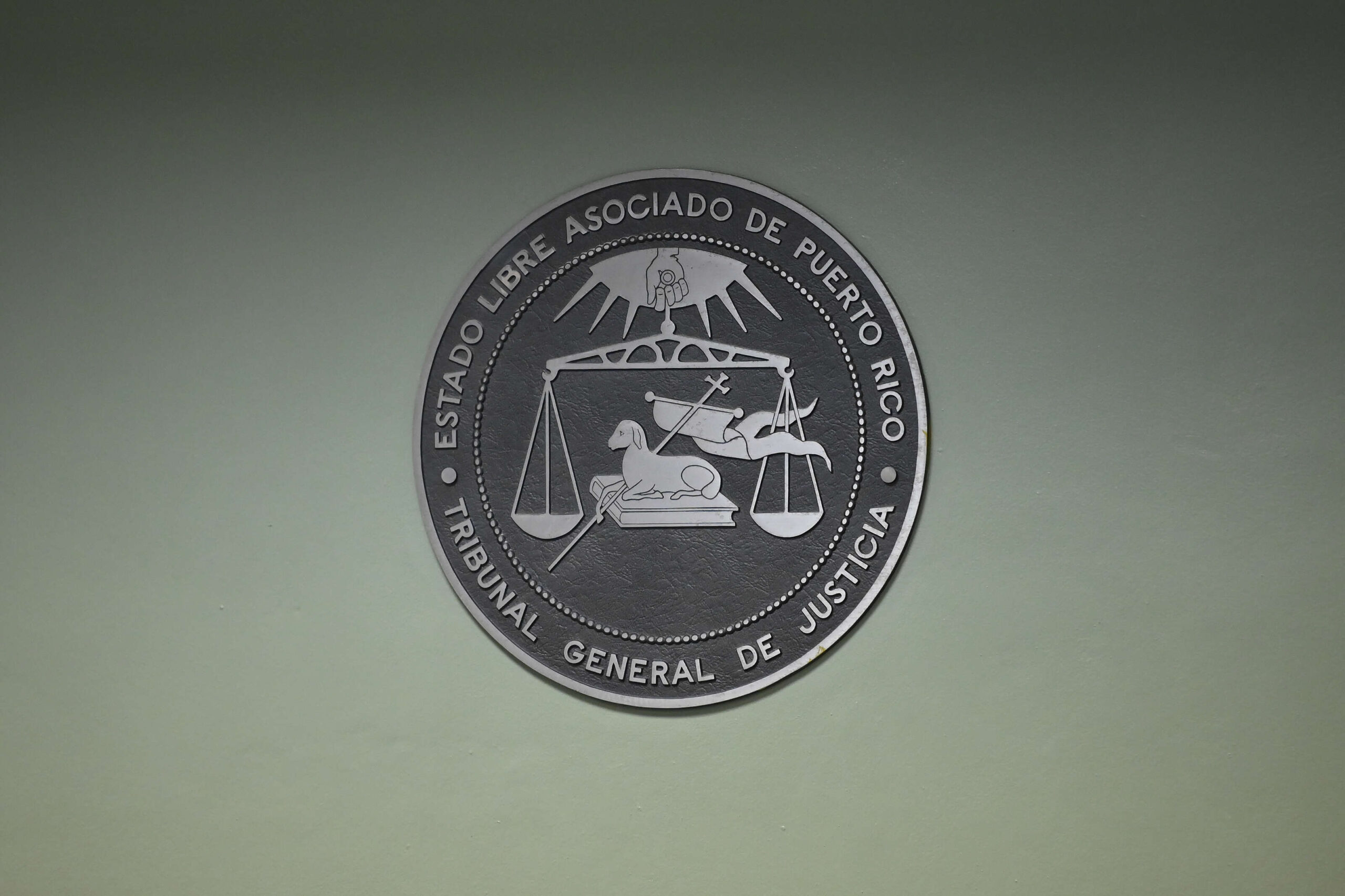 Mujer enfrenta cargos por poner a su hija a pelear con otra menor frente a escuela