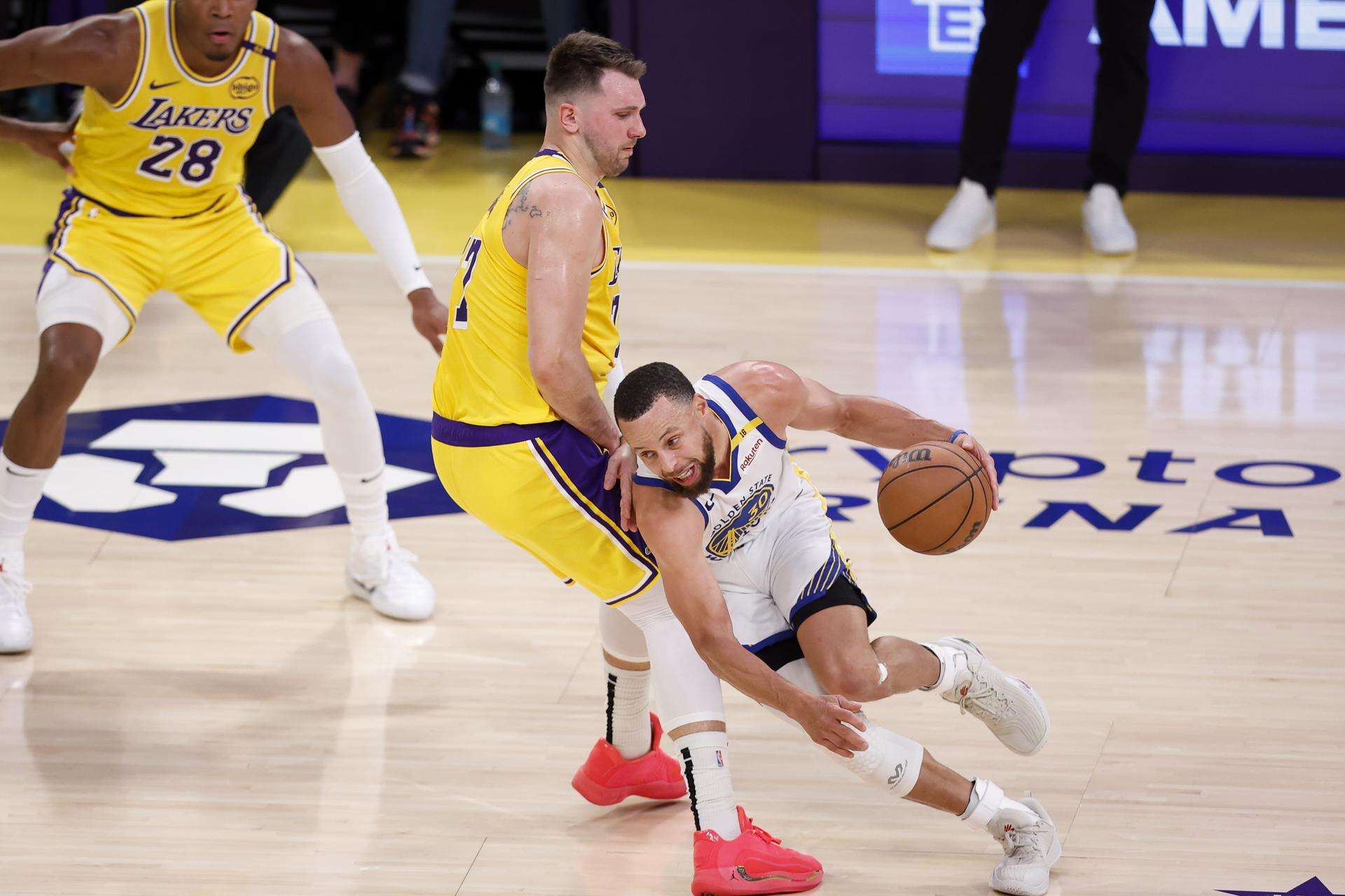 Stephen Curry carga a los Warriors a una victoria sobre los Lakers