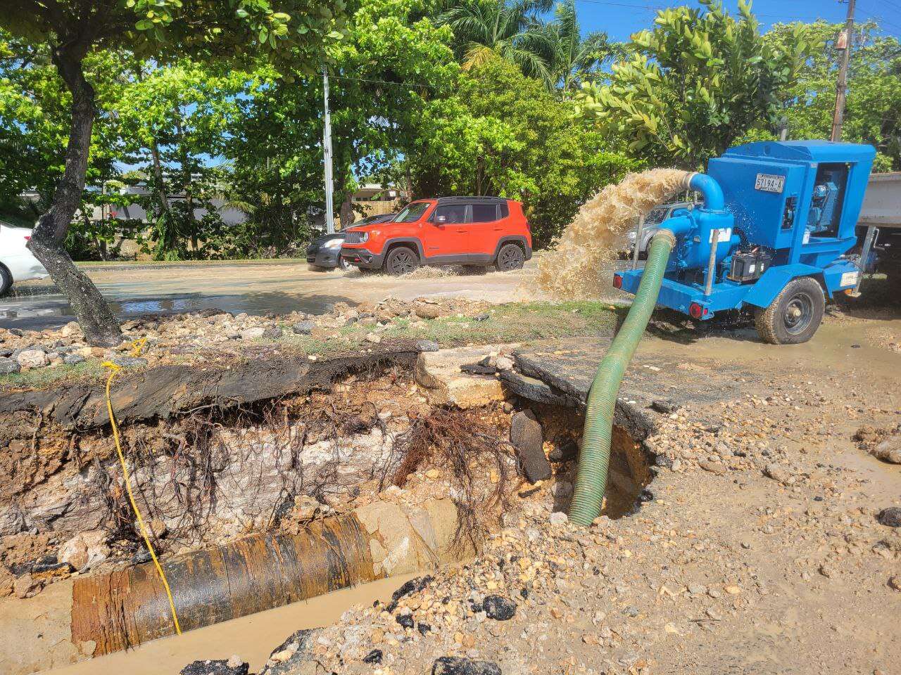 AAA realiza trabajos de reparación frente al centro comercial de Río Hondo