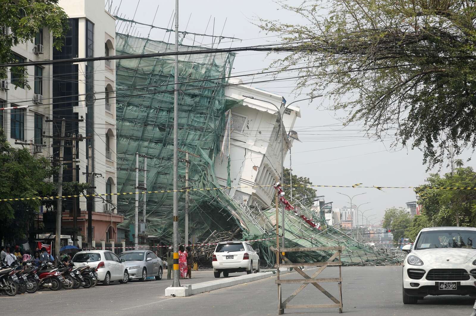 Las tareas de rescate se dificultan en los lugares más afectados por el terremoto birmano