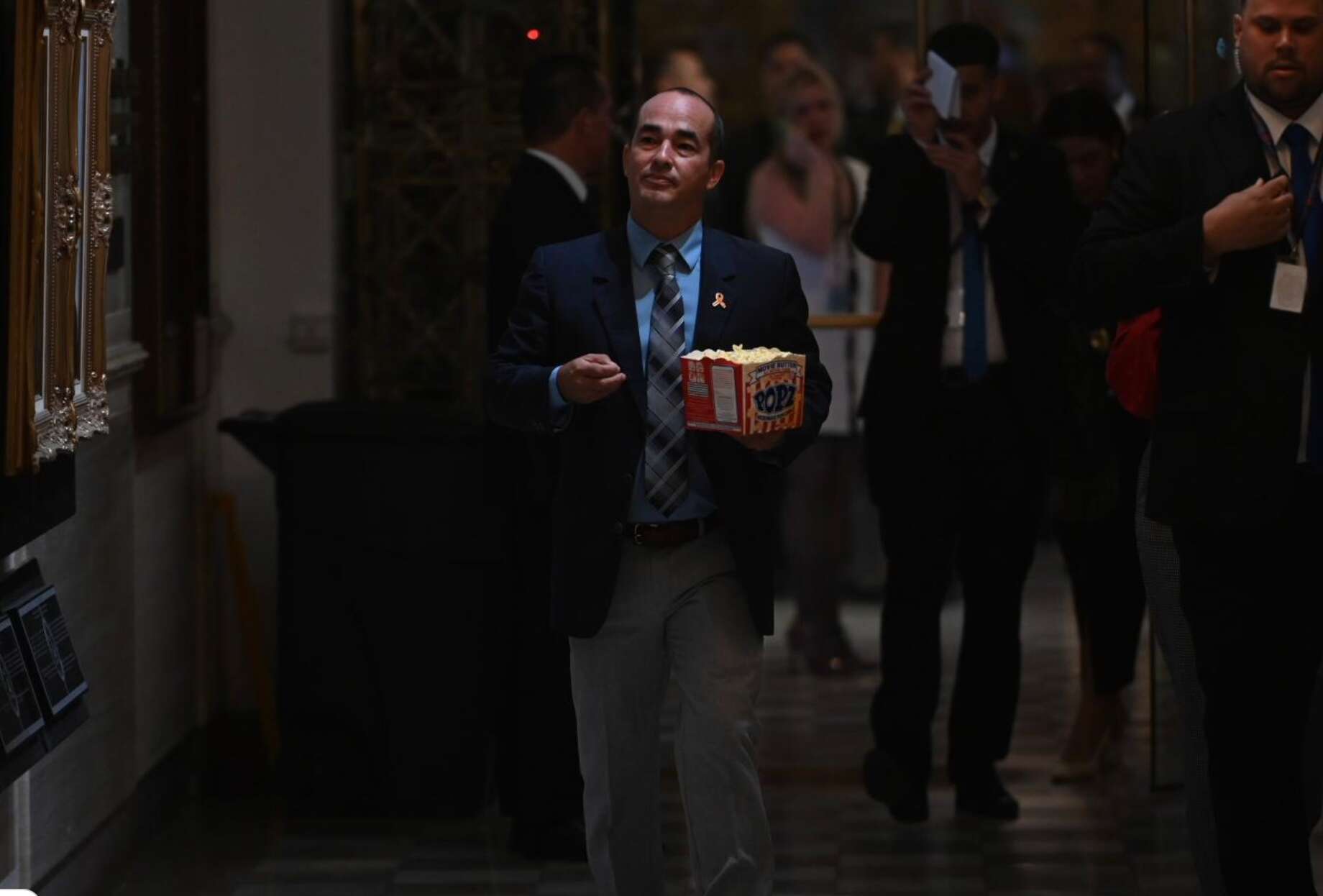 Llega Elizer Molina con ‘popcorn’ en mano