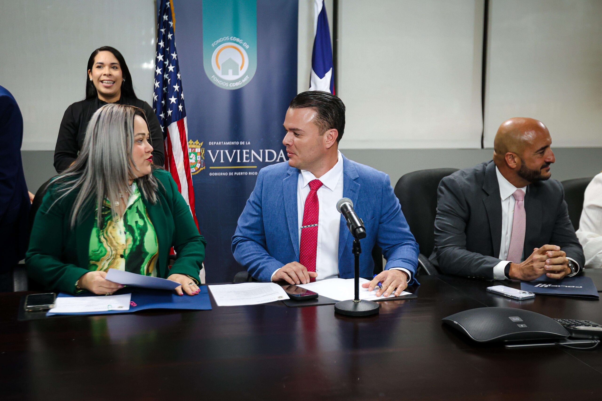 Más conferencias, menos respuestas: la prensa cuestiona apertura del gobierno de González Colón