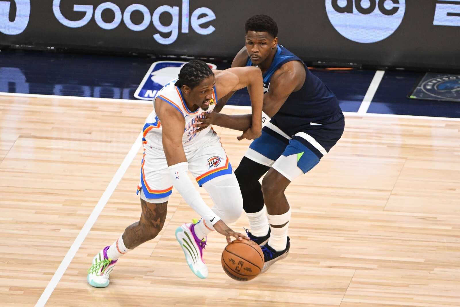 Oklahoma gana y coloca la serie a punto de mate