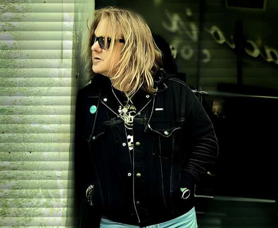 Emmanuelli presenta su nuevo tema «Lo que quiero para ti»