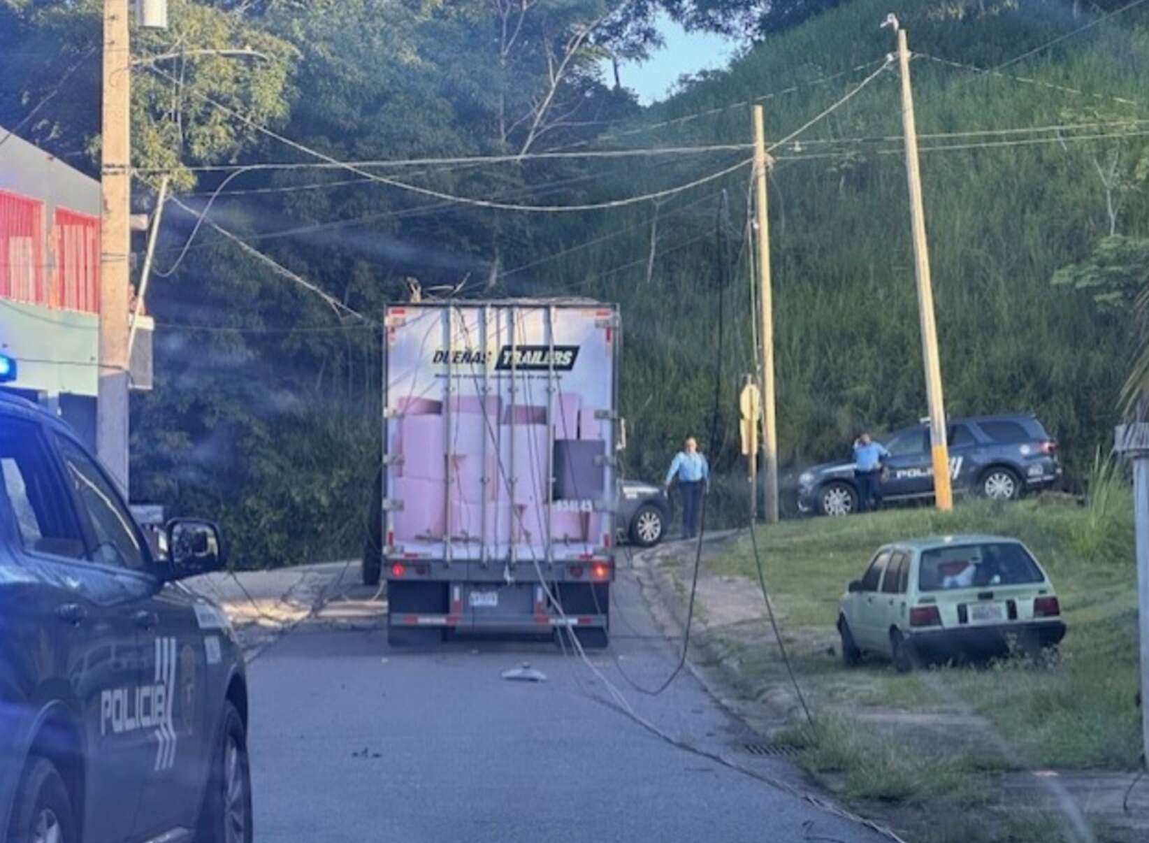 Sujeto en camión robado choca varios postes en Mayagüez y deja sectores sin luz