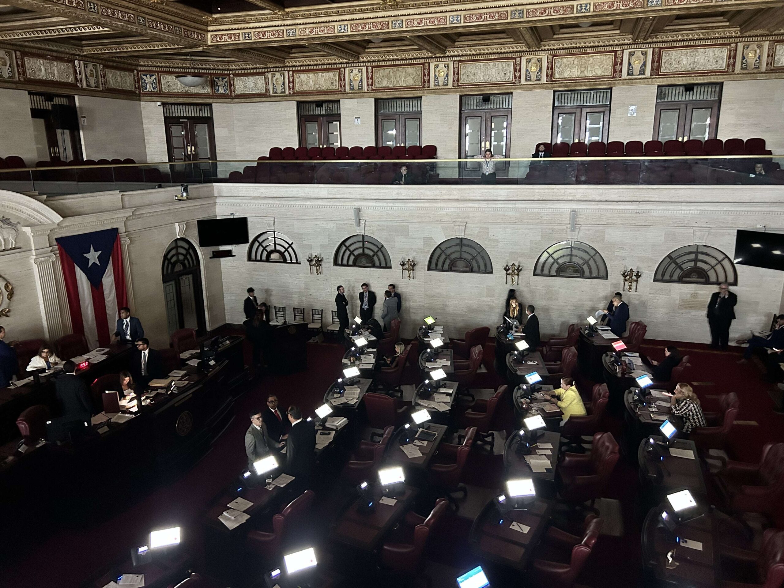 Se les va la luz y no le queda otra al Senado que recesar hasta el martes