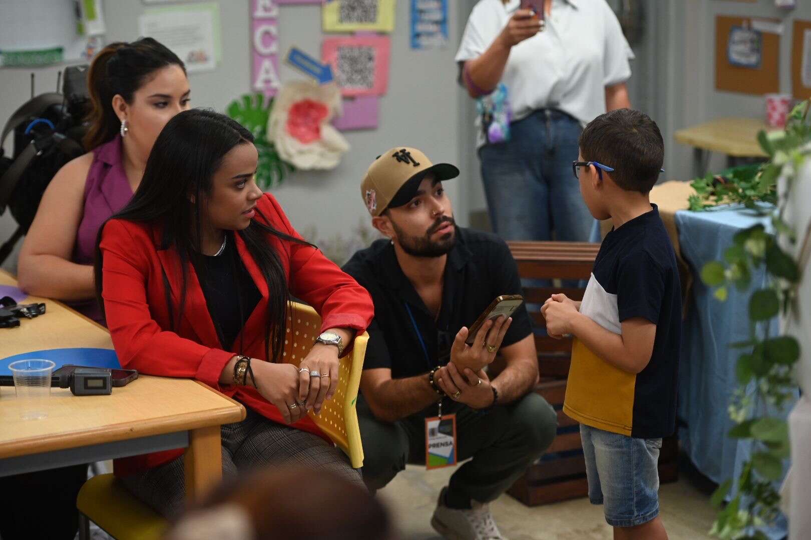 Con a penas 6 años, niño confronta a la gobernadora por falta de aire en su salón de clases