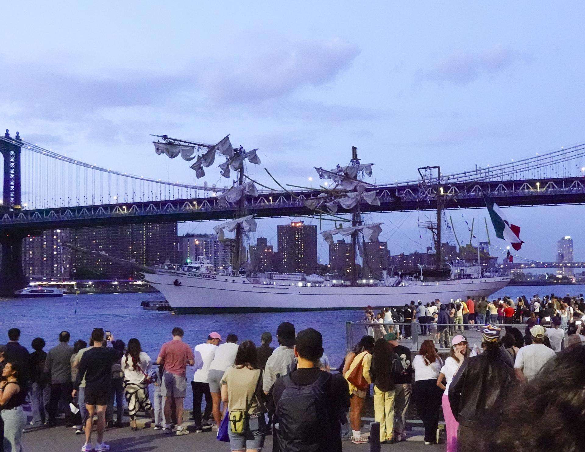 Fallecen dos tripulantes tras colisión de buque mexicano contra puente de Brooklyn
