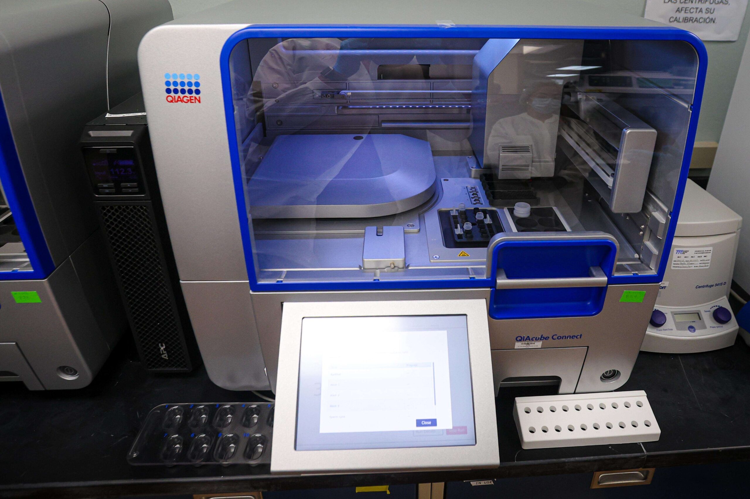 Ciencias Forenses triplicará su capacidad de análisis de ADN con implementación de dos robots